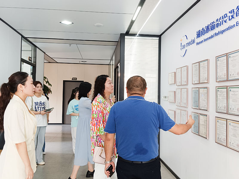 現(xiàn)代物流學(xué)院儲書記協(xié)教學(xué)調(diào)研團蒞臨冰勛